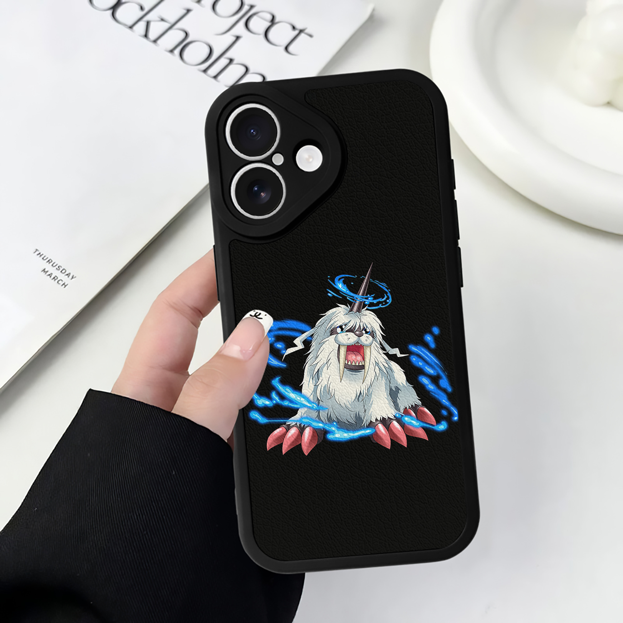 （画像用） Digimon デジタルモンスター/デジモン 【iPhone 16シリーズ対応】シリコンスマホケース（レザー調） 材質：シリコン